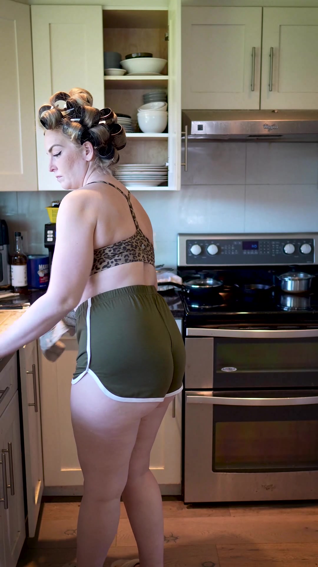 Moms got a hot date tonight but that doesn't mean she's going to leave the house a mess - free porn video