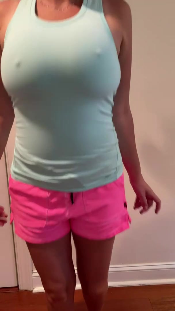 Forgot to wear a bra to the gym - free porn video