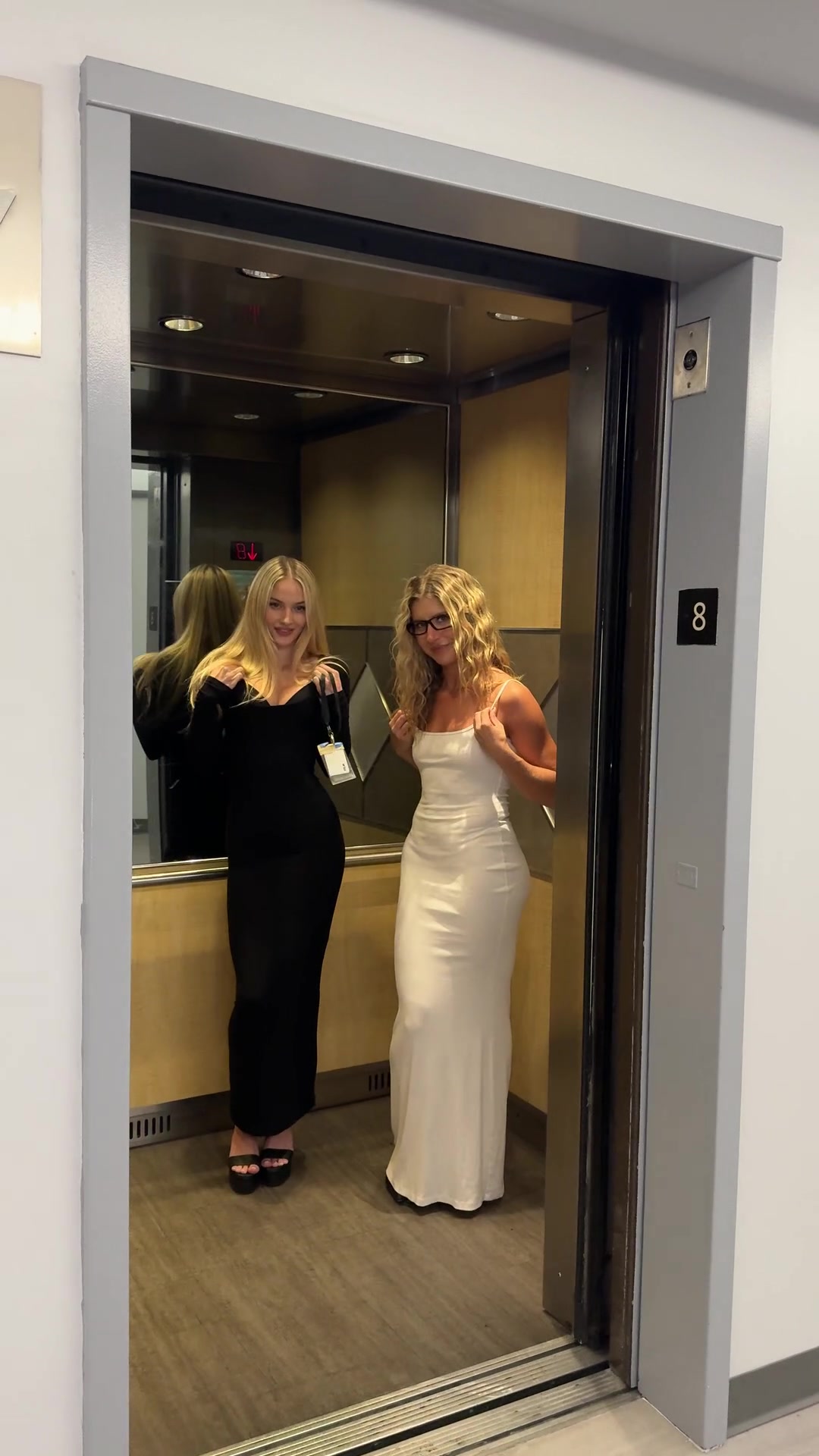 flashing girls in elevator - free porn video