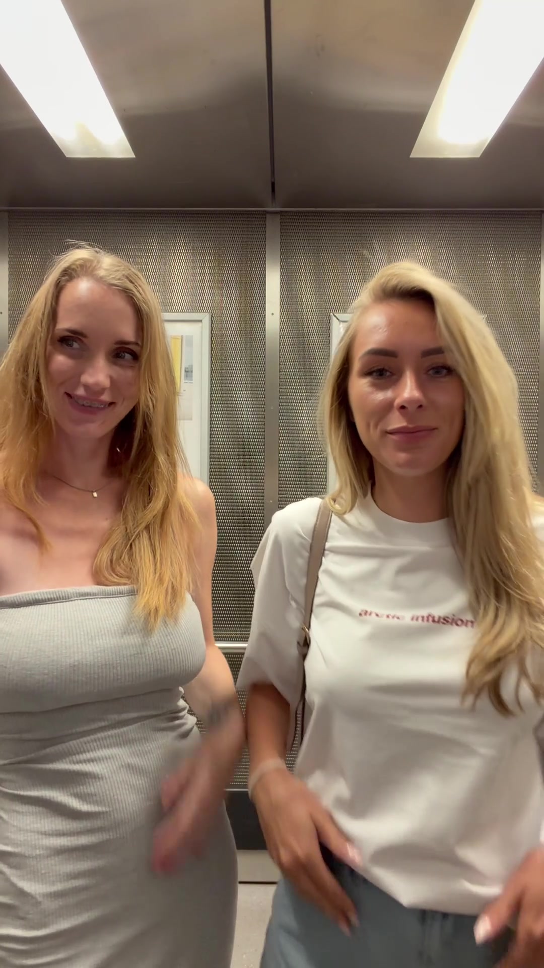 Elevator moms - free porn video