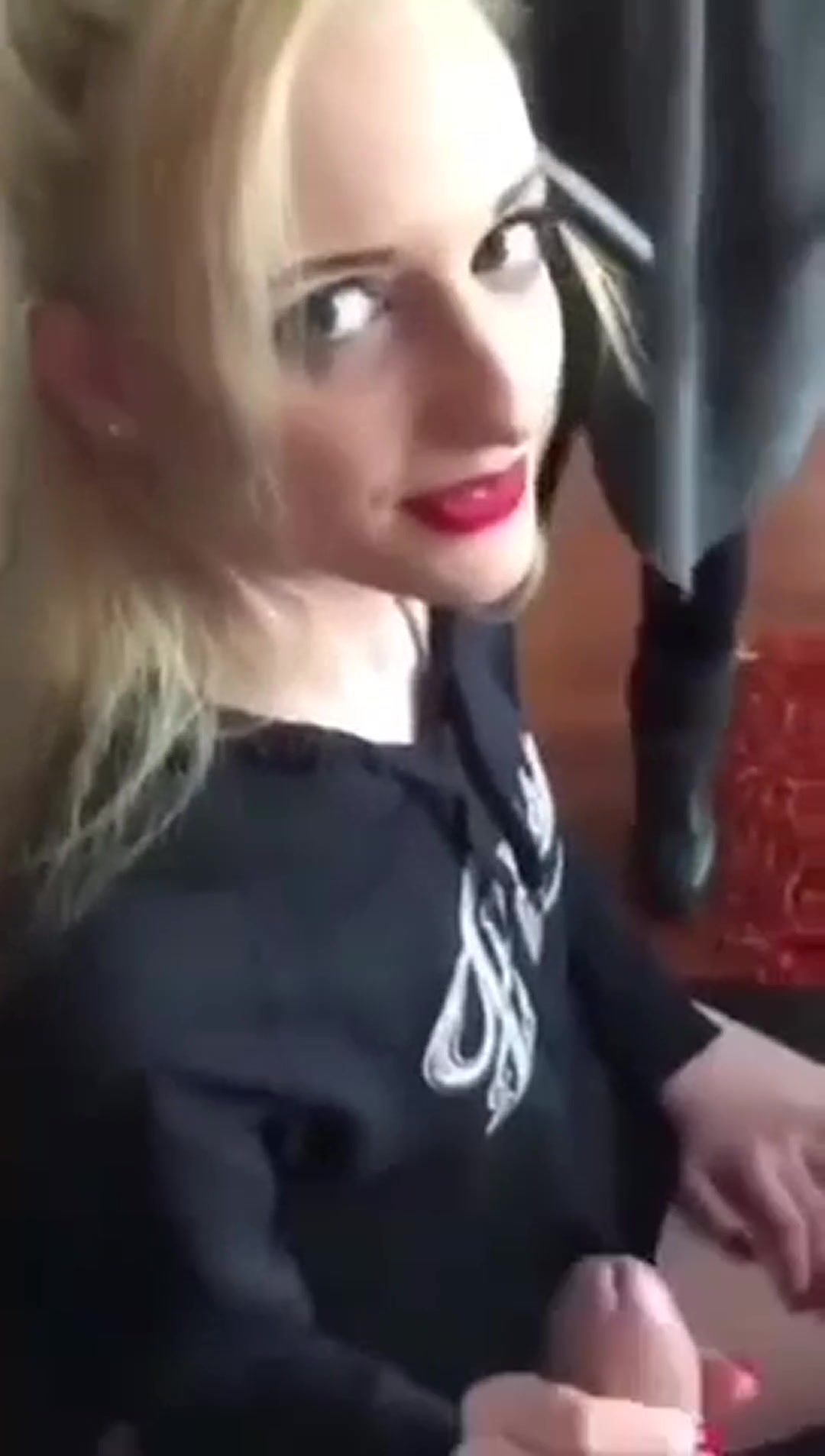 Girl sucks cock at hair salon - free porn video