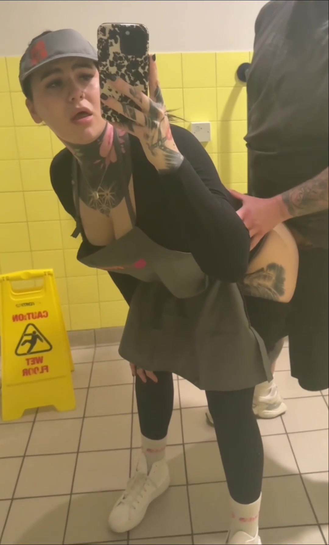 Loosing my job was so worth getting fucked in thr dubkin donuts rest room - free porn video