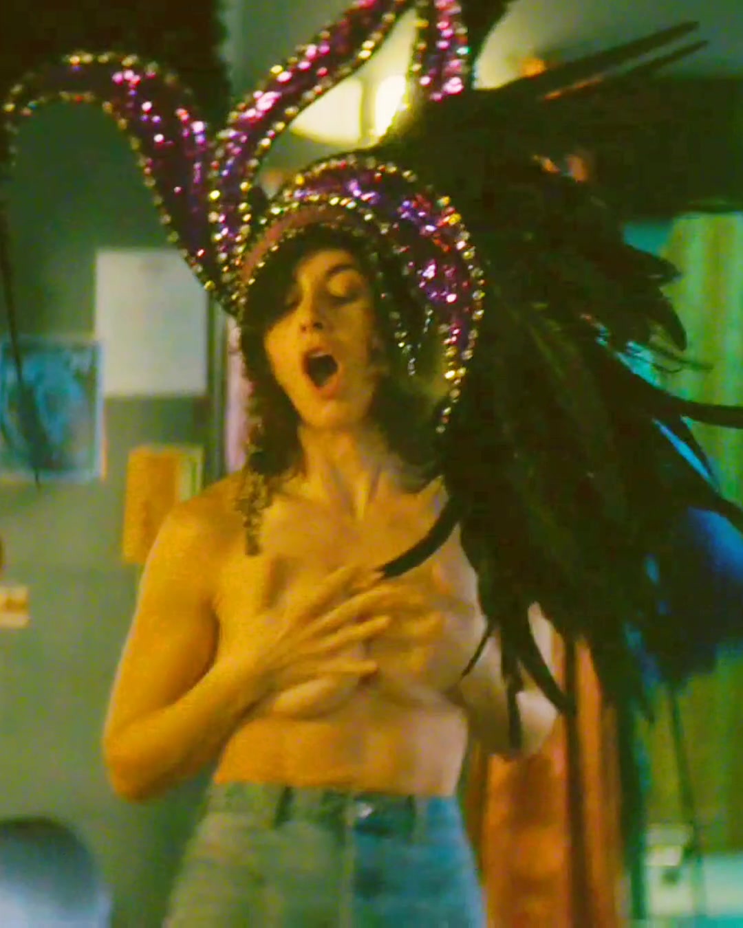 Alison Brie, "GLOW" handbra (2019) - free porn video