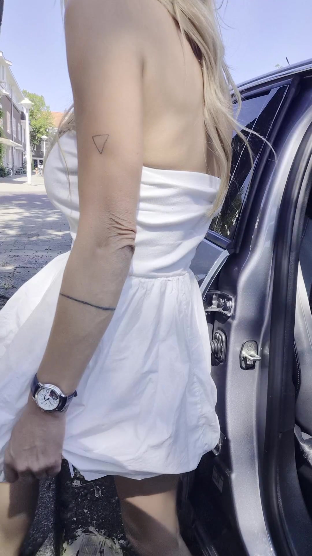 I love being pantyless with a short dress - free porn video