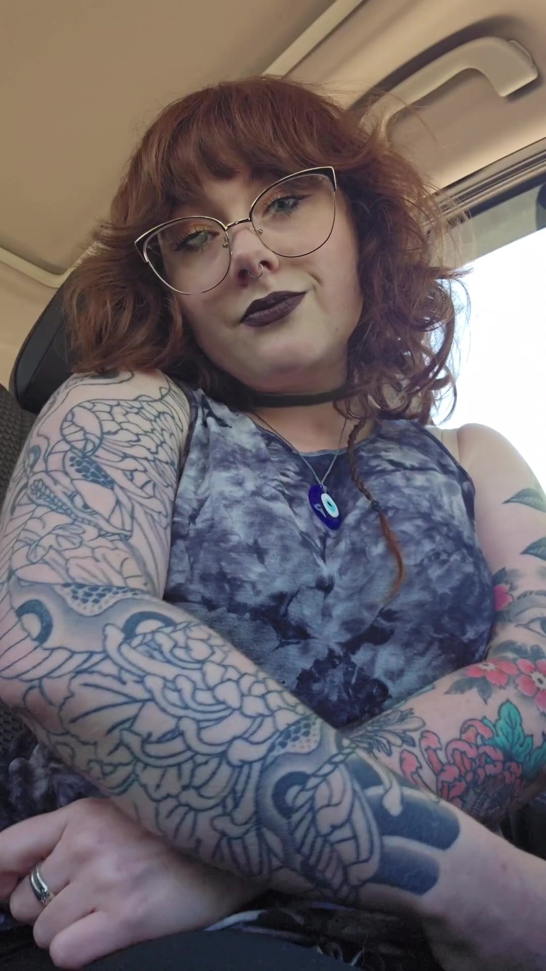 I can't resist playing with myself in the car - free porn video
