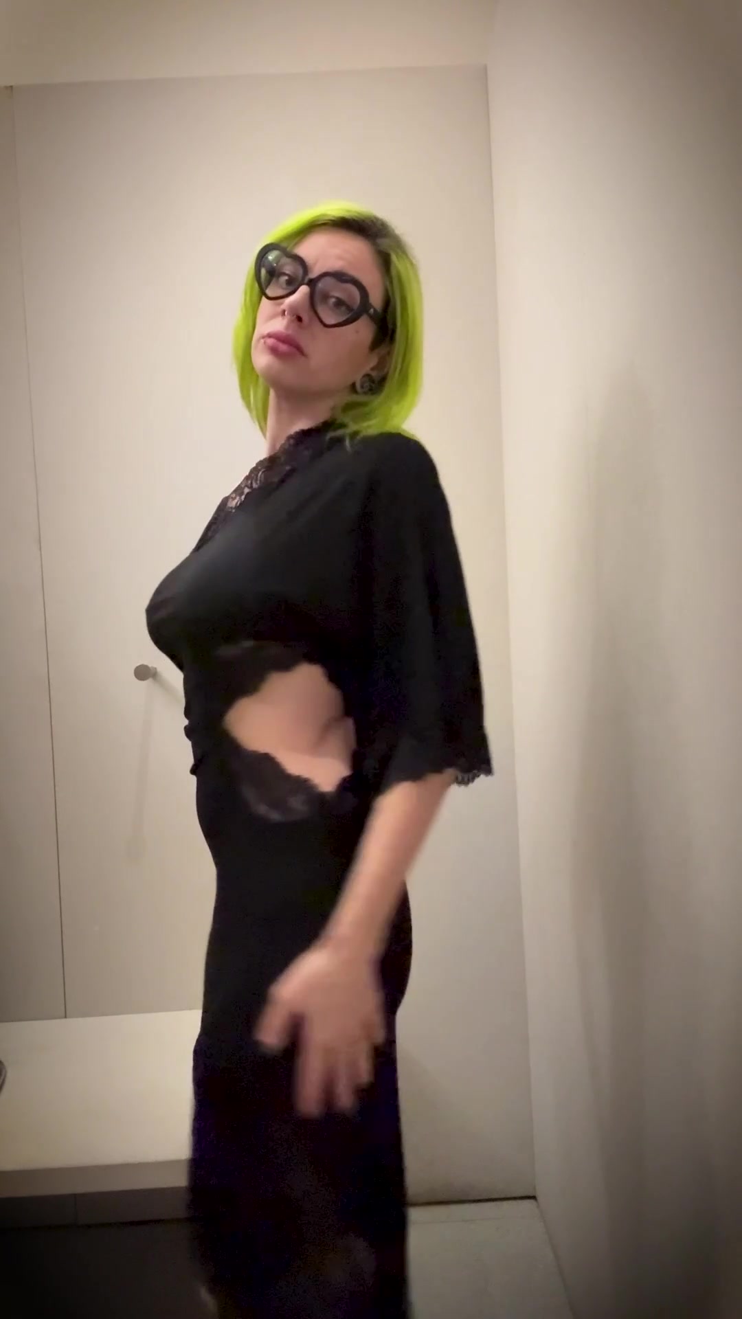 sure wish someone would fuck me in this changing room - free porn video