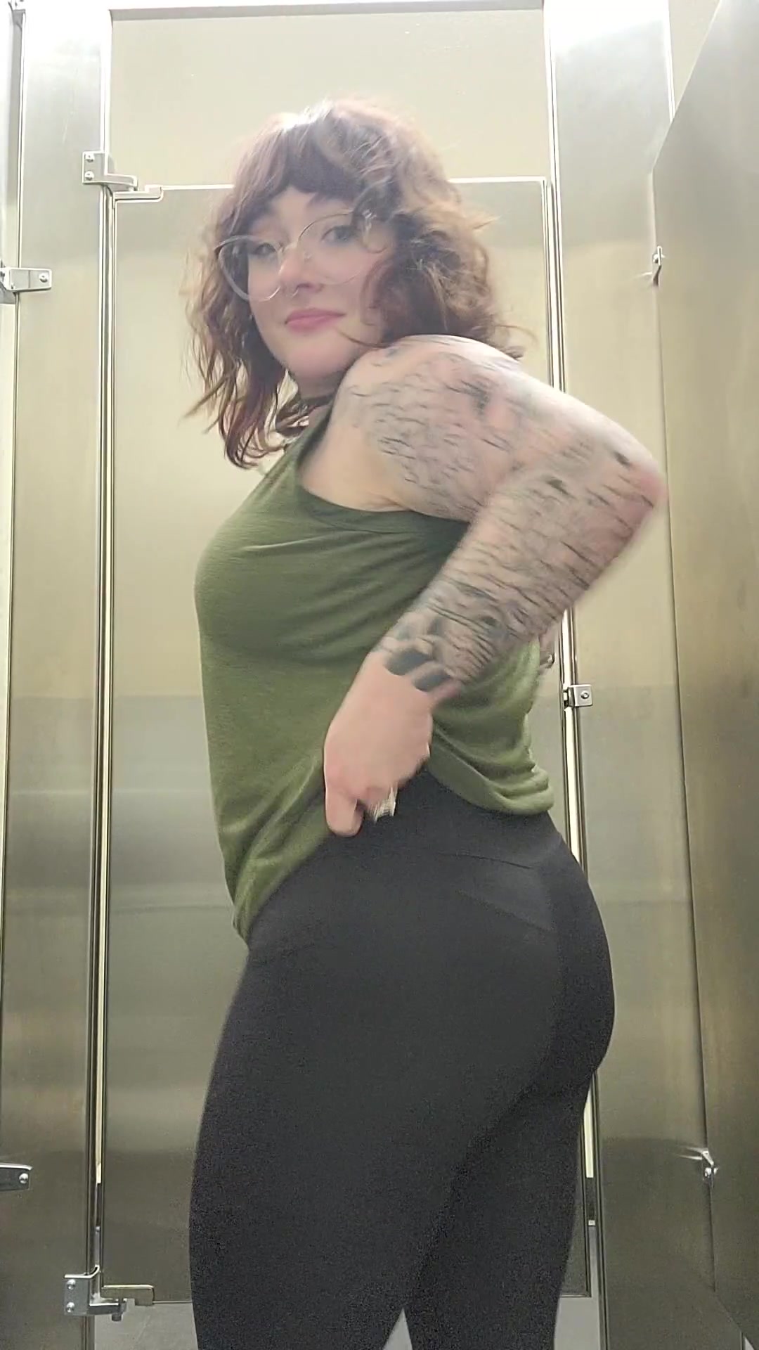 Butt plugs are fun, they're even more fun out at dinner - free porn video