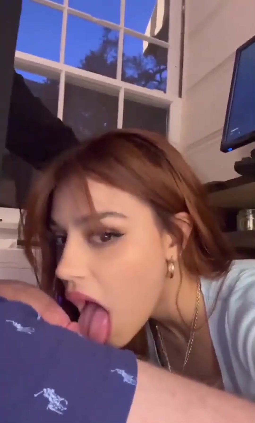 Blowjob while gaming - free porn video