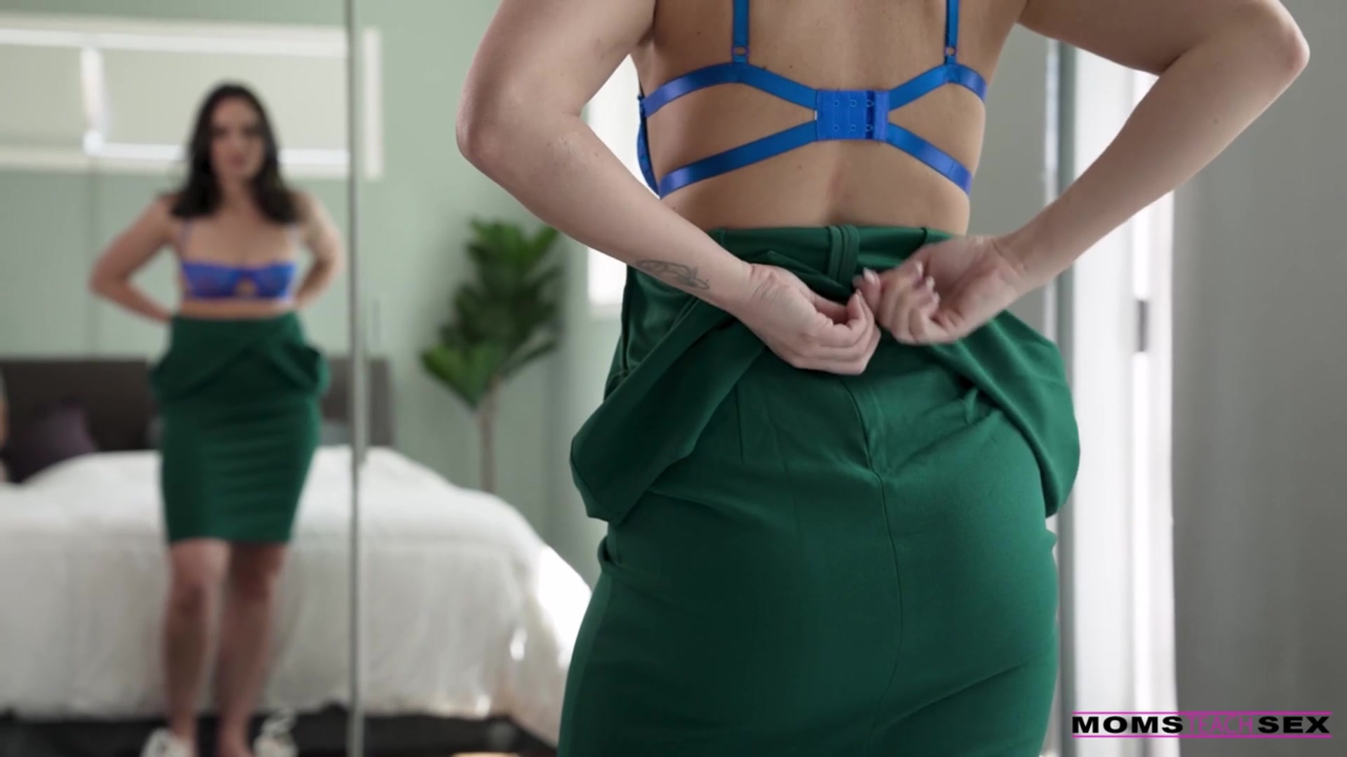 Step Mom Taking Care of Stepson Hardon Before Graduation Party - free porn video