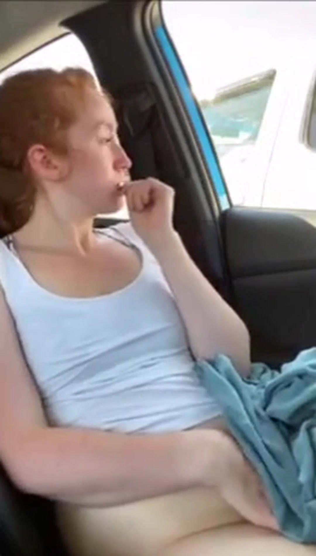 Redhead amateur fingers herself in her car. She announces her orgasm with "Oh fuck! Oh my God, I'm gonna cum!" [0:27] before repeatedly saying "I'm cumming!" [0:34] - free porn video