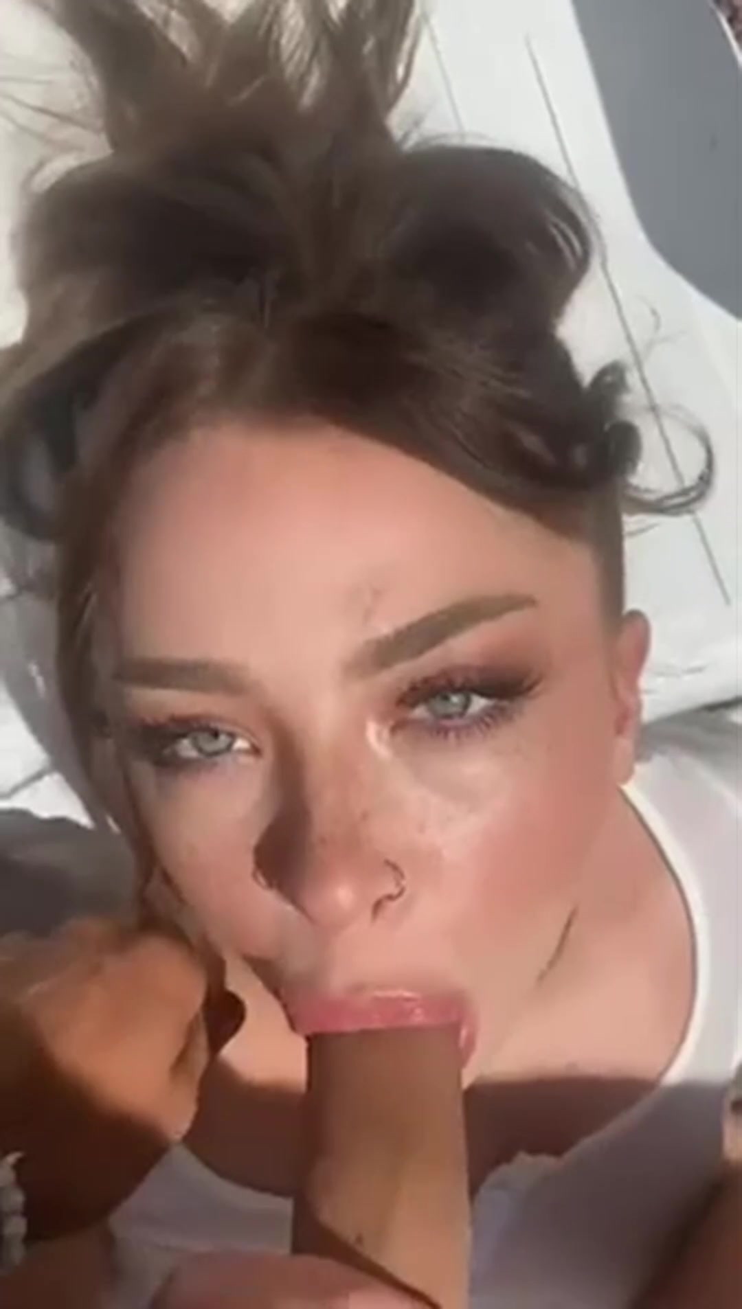 Anyone know who she is? Please tell me!! Pleaseee - free porn video