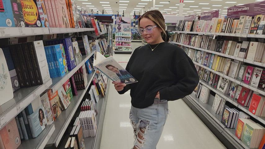 hold them while I find a new book? - free porn video