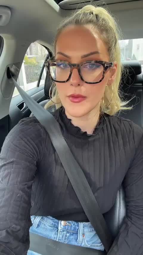 Making friends in traffic 😇[GIF] - free porn video