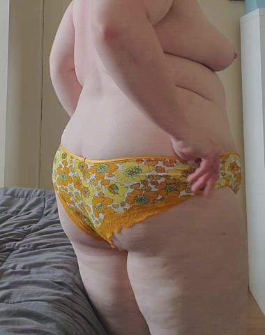 It takes a while getting dressed when you have to keep stopping to admire the booty ☺️ - free porn video