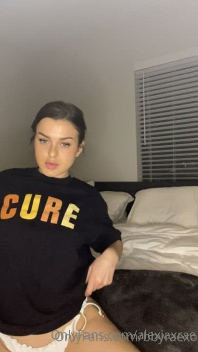 Petite girl shows off her perfect body 🔥 free aIbum belIow - free porn video