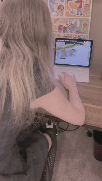 Creampied while playing RuneScape 🤤🎣 - free porn video