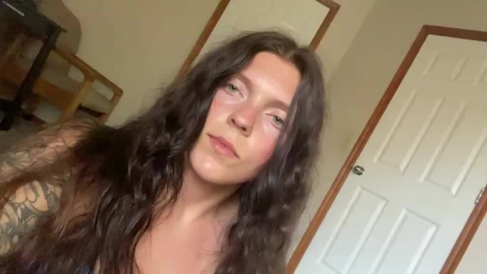 I’ll always spread my legs if you spread my lips - free porn video