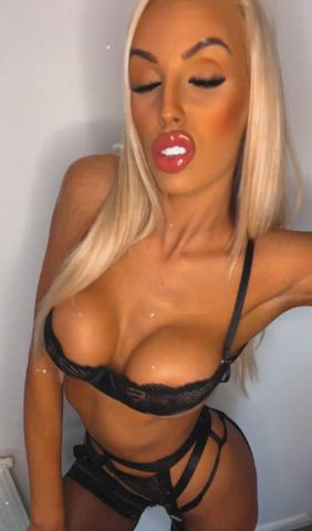 Pouty Bimbo - free porn video
