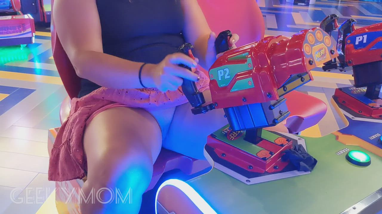 Flashing at the arcade [GIF] - free porn video