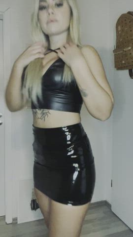 Do you like my leather outfit? - free porn video