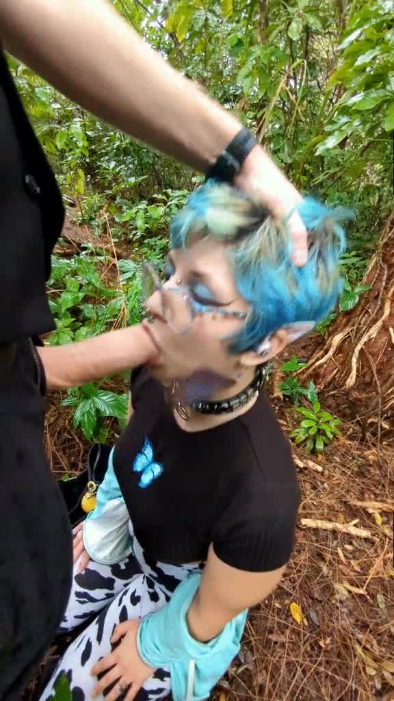 A little rain is no reason to not get a blowjob at a park - free porn video