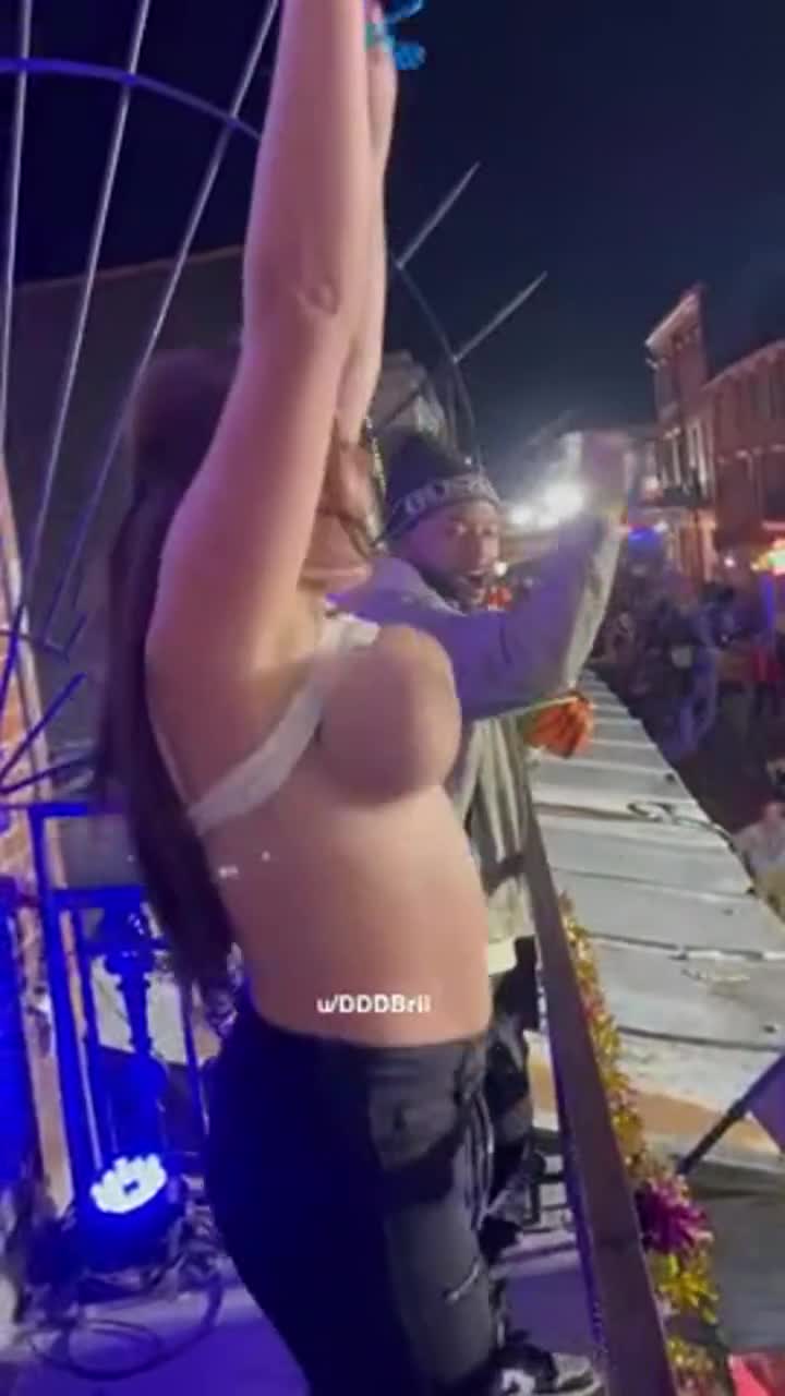 Got the crowd riled up before flashing my tits! - free porn video