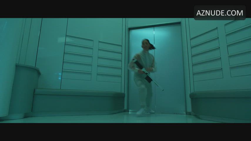 Olivia Munn in The Predator (2018) - free porn video