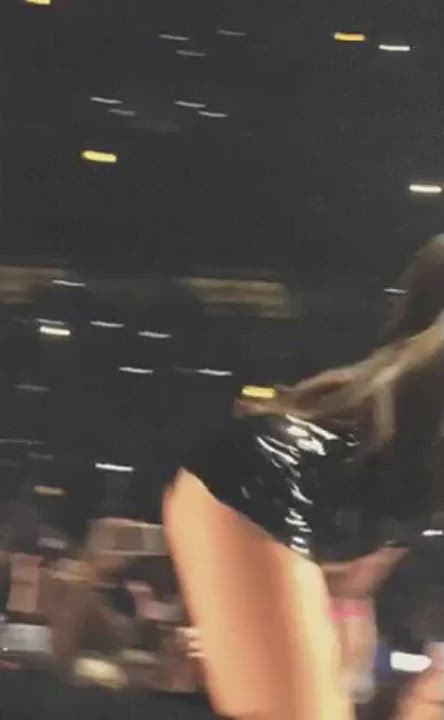 Ariana Grande has a nice ass - free porn video