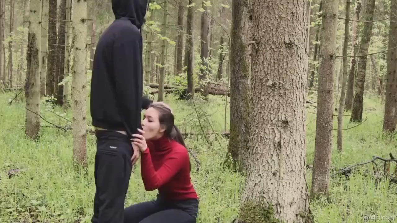 Hot brunette gives passionate blowjob outdoors - free porn video