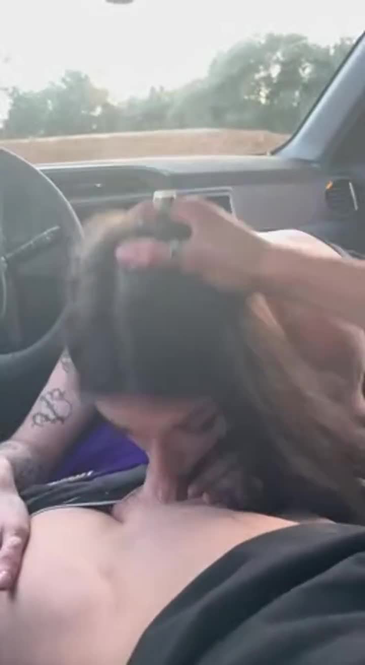 My friend's girlfriend needed a ride and to apologize for the inconvenience she sucked my dick properly💦 - free porn video
