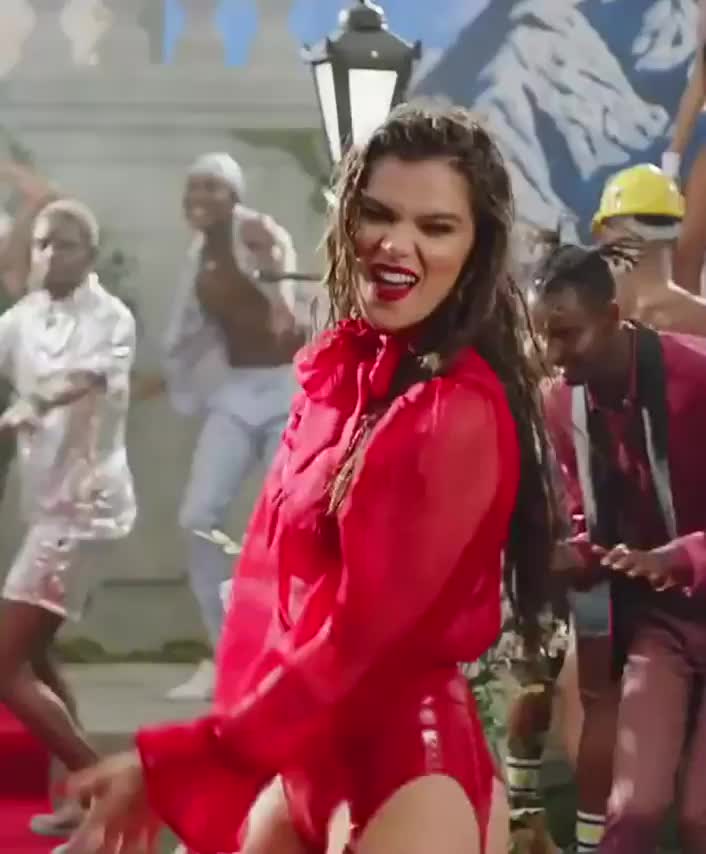Hailee Steinfeld Has Such A Tight Bod - free porn video