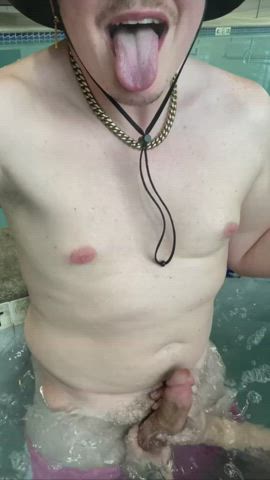 Poolside service 🧉 - free porn video