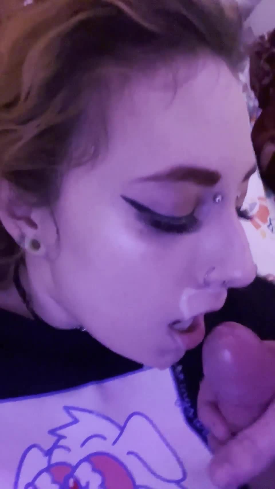 I love it when my bestfriend decorates my face - free porn video