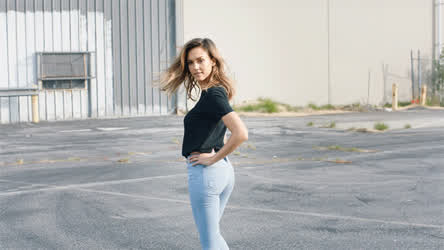 Jessica Alba knows what her Fan´s want to see and to eat - free porn video