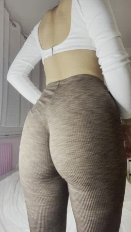 you like how my ass shakes and wiggles in this leggins - free porn video