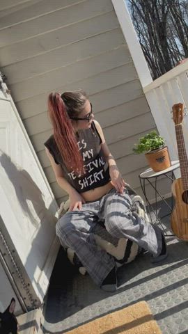 Fuck me on the porch so the neighbors can see 👀😇 - free porn video