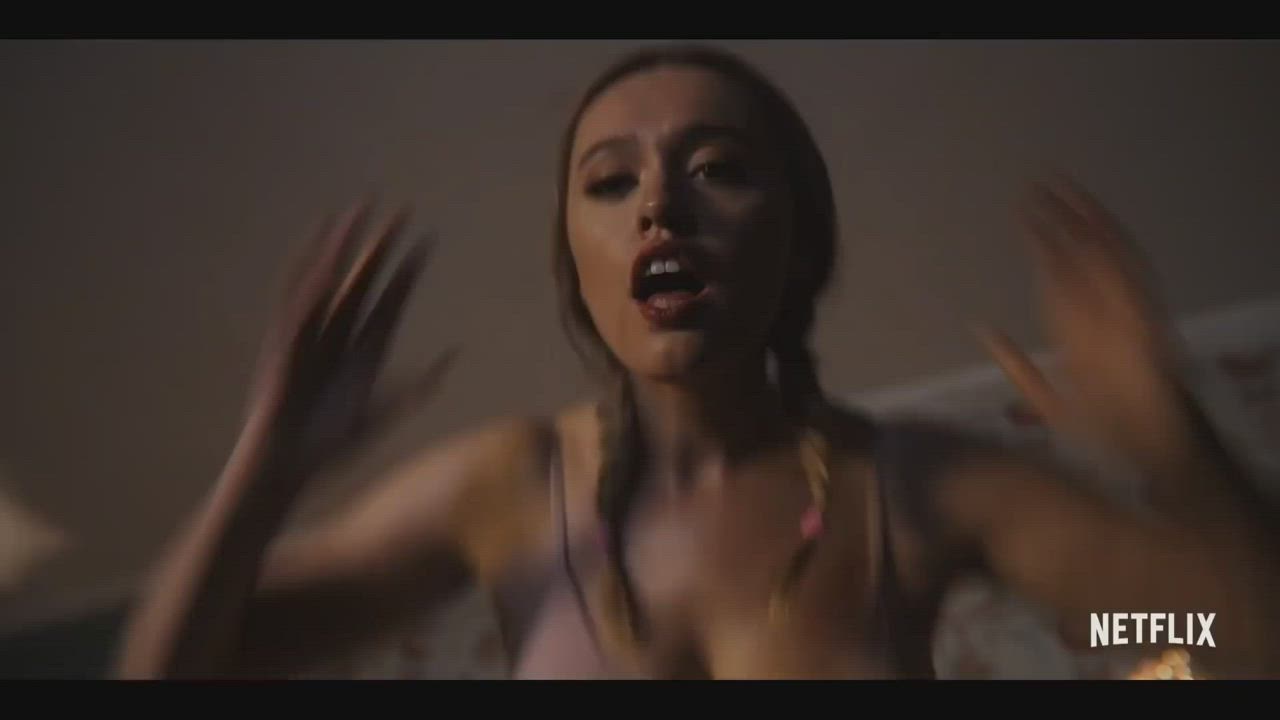 Aimee Lou Wood's bouncy tits - free porn video