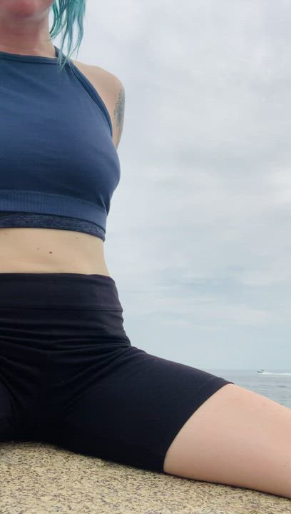 I bet they would still be able to hear my moans over the sound of crashing waves [gif] - free porn video