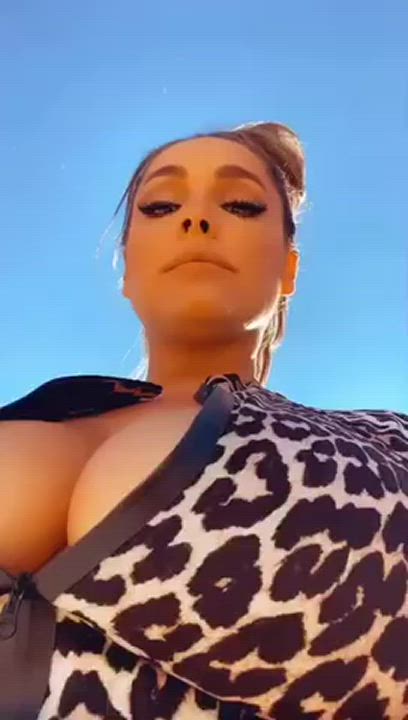 Stop and look at Kelly Brook’s enormous tits - free porn video