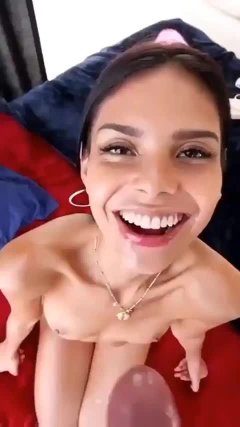 Shooting a few ropes on her face - free porn video