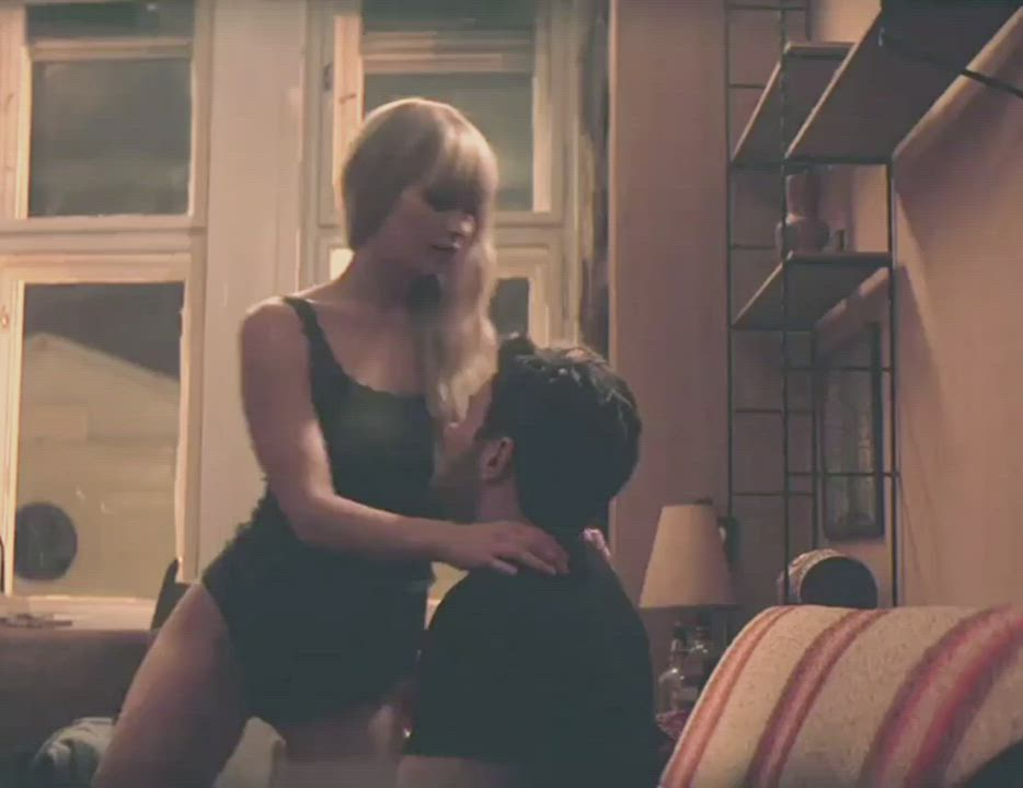 Jennifer Lawrence takes control and does some riding - free porn video