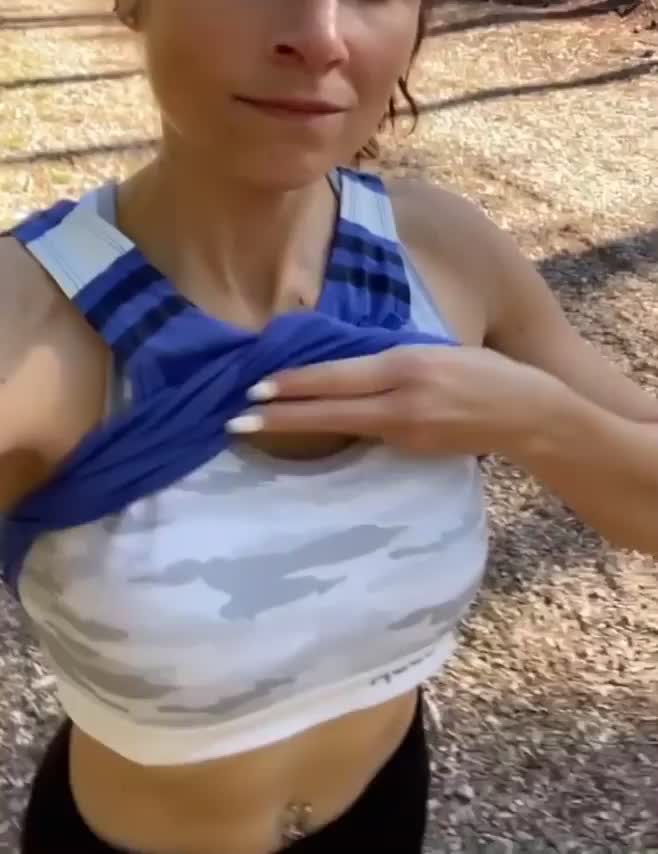 Needing to give a cute flash during my workout - free porn video