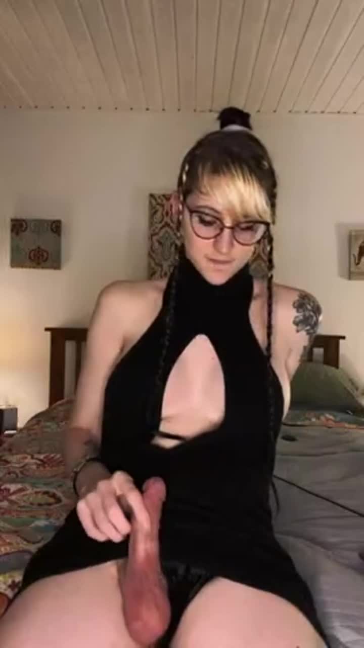 Sorry if I smell like precum, Ive been playing with myself all day. You dont mind right? - free porn video