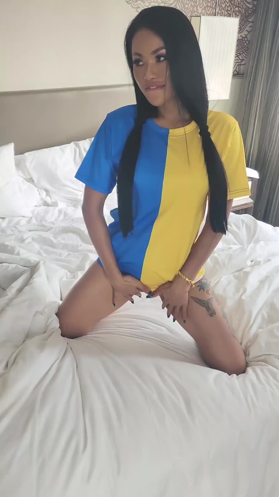I know something that looks really good between my boobs - free porn video