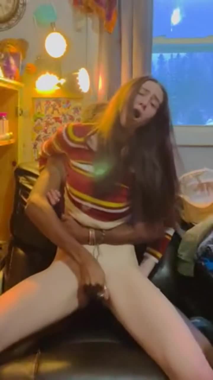 I love getting my head pushed while my pussy's pushed - free porn video