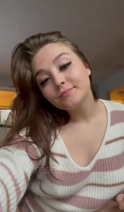 My roommate doesn’t know that I show my naked body to random redditers 😉🤫 - free porn video