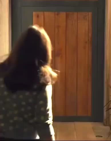 Emilia Clarke’s fat little cheeks would get clapped as soon as she opened the door - free porn video