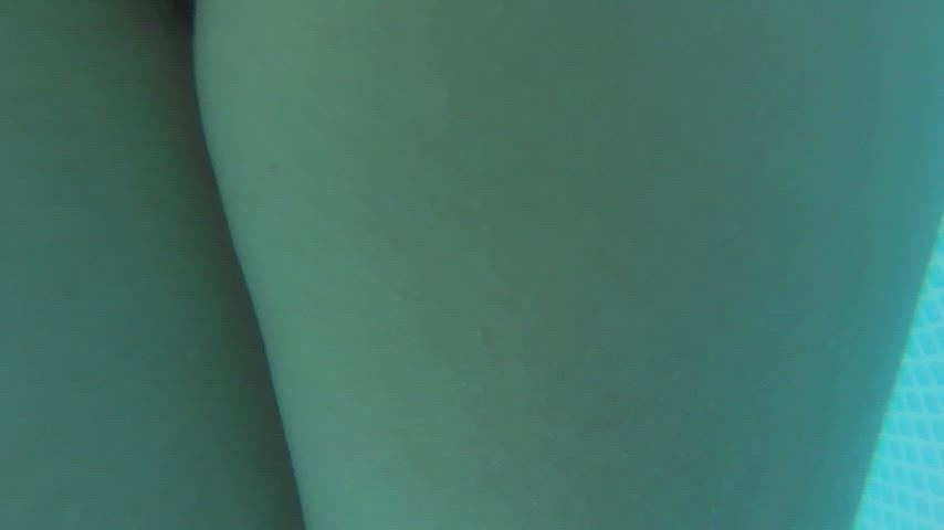 Without a bottom in the hotel pool, will anyone notice? - free porn video