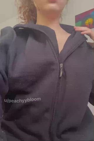 Don’t mind my old sweatshirt, just look at my boobs [19] - free porn video