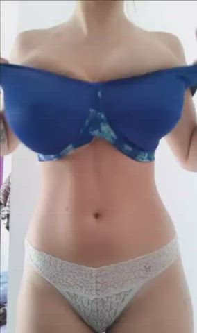 Girl gets off by bouncing her Boobs - free porn video